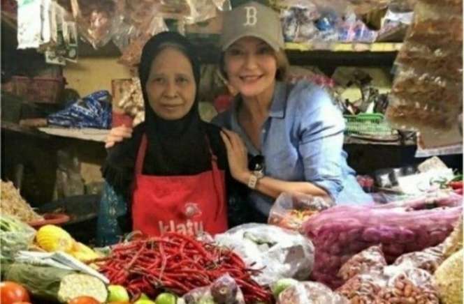 Adu Gaya Artis Saat Belanja ke Pasar Tradisional, Penampilan Sederhana Tapi Harga Barangnya Bikin Kantong Menjerit!