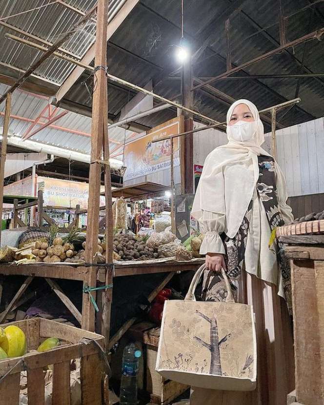 Adu Gaya Artis Saat Belanja ke Pasar Tradisional, Penampilan Sederhana Tapi Harga Barangnya Bikin Kantong Menjerit!