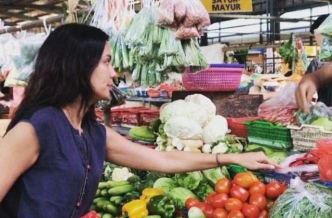 Adu Gaya Artis Saat Belanja ke Pasar Tradisional, Penampilan Sederhana Tapi Harga Barangnya Bikin Kantong Menjerit!