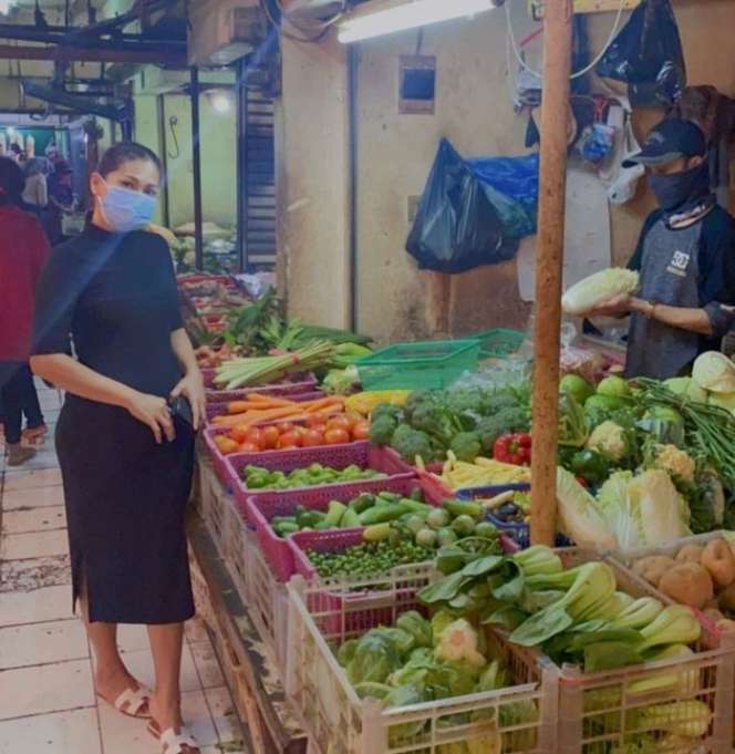 Adu Gaya Artis Saat Belanja ke Pasar Tradisional, Penampilan Sederhana Tapi Harga Barangnya Bikin Kantong Menjerit!