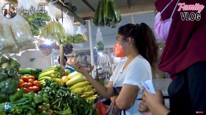 Adu Gaya Artis Saat Belanja ke Pasar Tradisional, Penampilan Sederhana Tapi Harga Barangnya Bikin Kantong Menjerit!