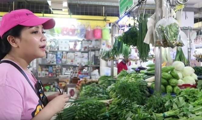 Adu Gaya Artis Saat Belanja ke Pasar Tradisional, Penampilan Sederhana Tapi Harga Barangnya Bikin Kantong Menjerit!