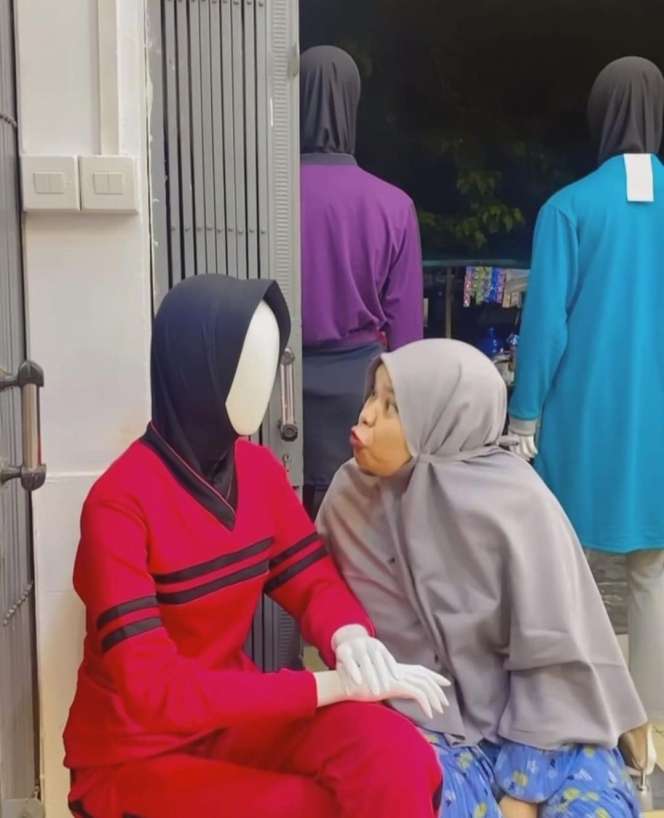 Begini Jadinya Jika Emak-Emak Tak Punya Teman Gibah, Patung Auto Jadi Sasaran, Lihat Ekspresinya Bikin Kesel