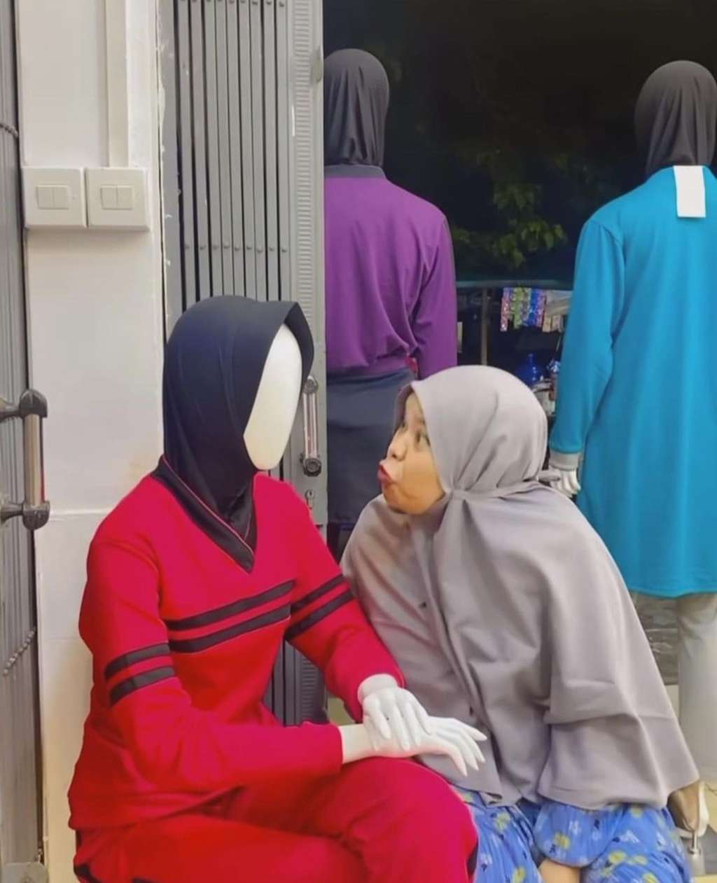 Begini Jadinya Jika Emak-Emak Tak Punya Teman Gibah, Patung Auto Jadi Sasaran, Lihat Ekspresinya Bikin Kesel