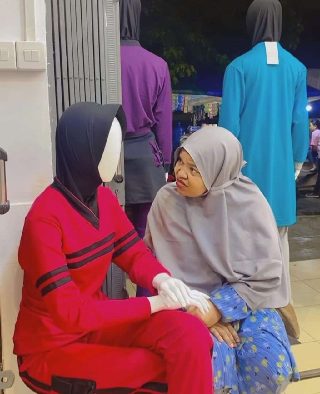 Begini Jadinya Jika Emak-Emak Tak Punya Teman Gibah, Patung Auto Jadi Sasaran, Lihat Ekspresinya Bikin Kesel