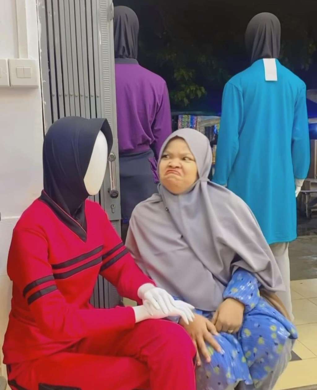 Begini Jadinya Jika Emak-Emak Tak Punya Teman Gibah, Patung Auto Jadi Sasaran, Lihat Ekspresinya Bikin Kesel