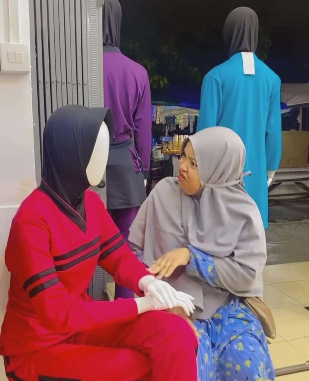 Begini Jadinya Jika Emak-Emak Tak Punya Teman Gibah, Patung Auto Jadi Sasaran, Lihat Ekspresinya Bikin Kesel