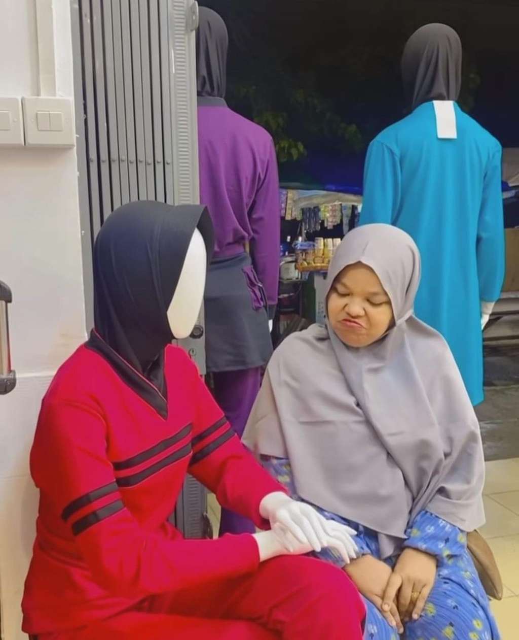 Begini Jadinya Jika Emak-Emak Tak Punya Teman Gibah, Patung Auto Jadi Sasaran, Lihat Ekspresinya Bikin Kesel