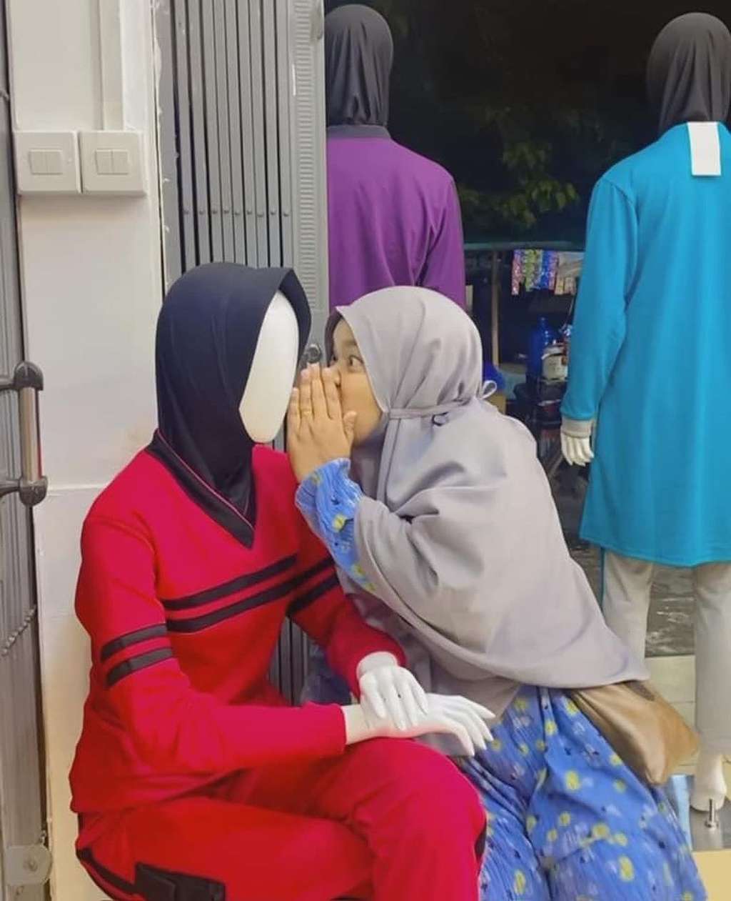 Begini Jadinya Jika Emak-Emak Tak Punya Teman Gibah, Patung Auto Jadi Sasaran, Lihat Ekspresinya Bikin Kesel