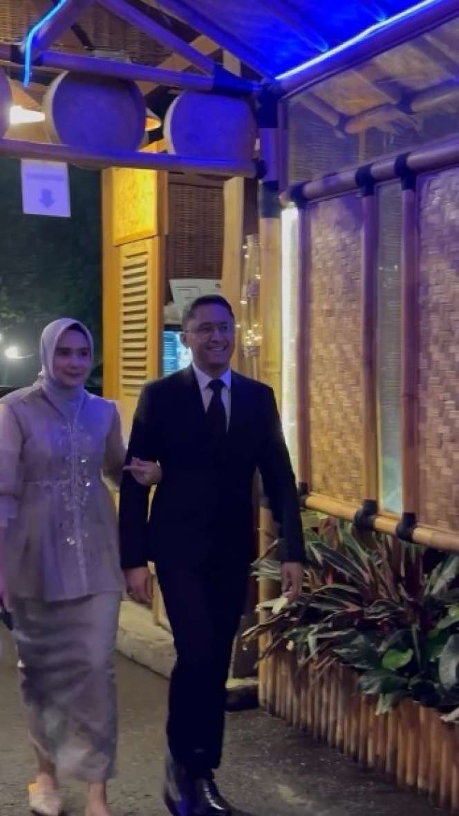 Potret Anggun Sonya Fatmala Istri Hengky Kurniawan saat Kondangan, Beda Penampilannya Kalo Lagi Motoran