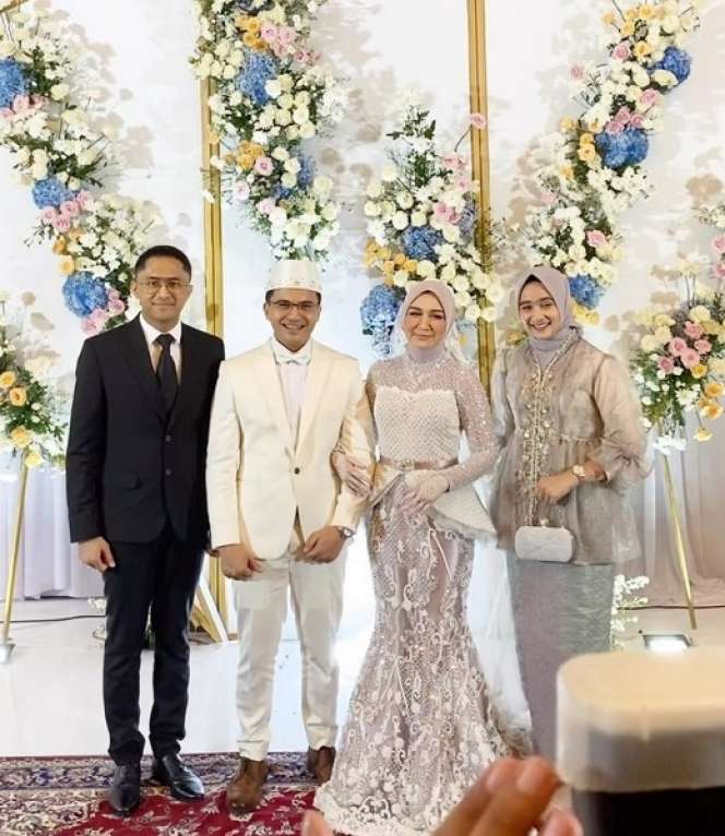 Potret Anggun Sonya Fatmala Istri Hengky Kurniawan saat Kondangan, Beda Penampilannya Kalo Lagi Motoran