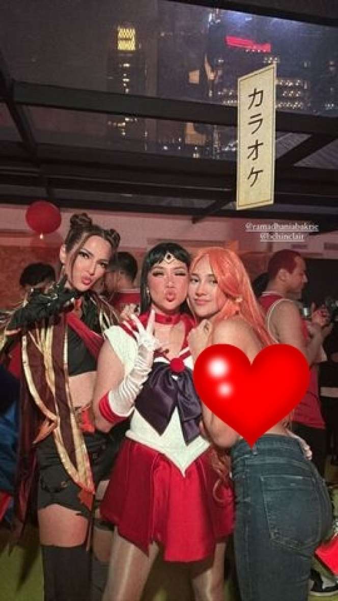 16 Gaya Artis Cosplay Anime di Pesta Ultah BCL & Vidi Aldiano, Anya Geraldine Paling Disorot, Berani Banget!