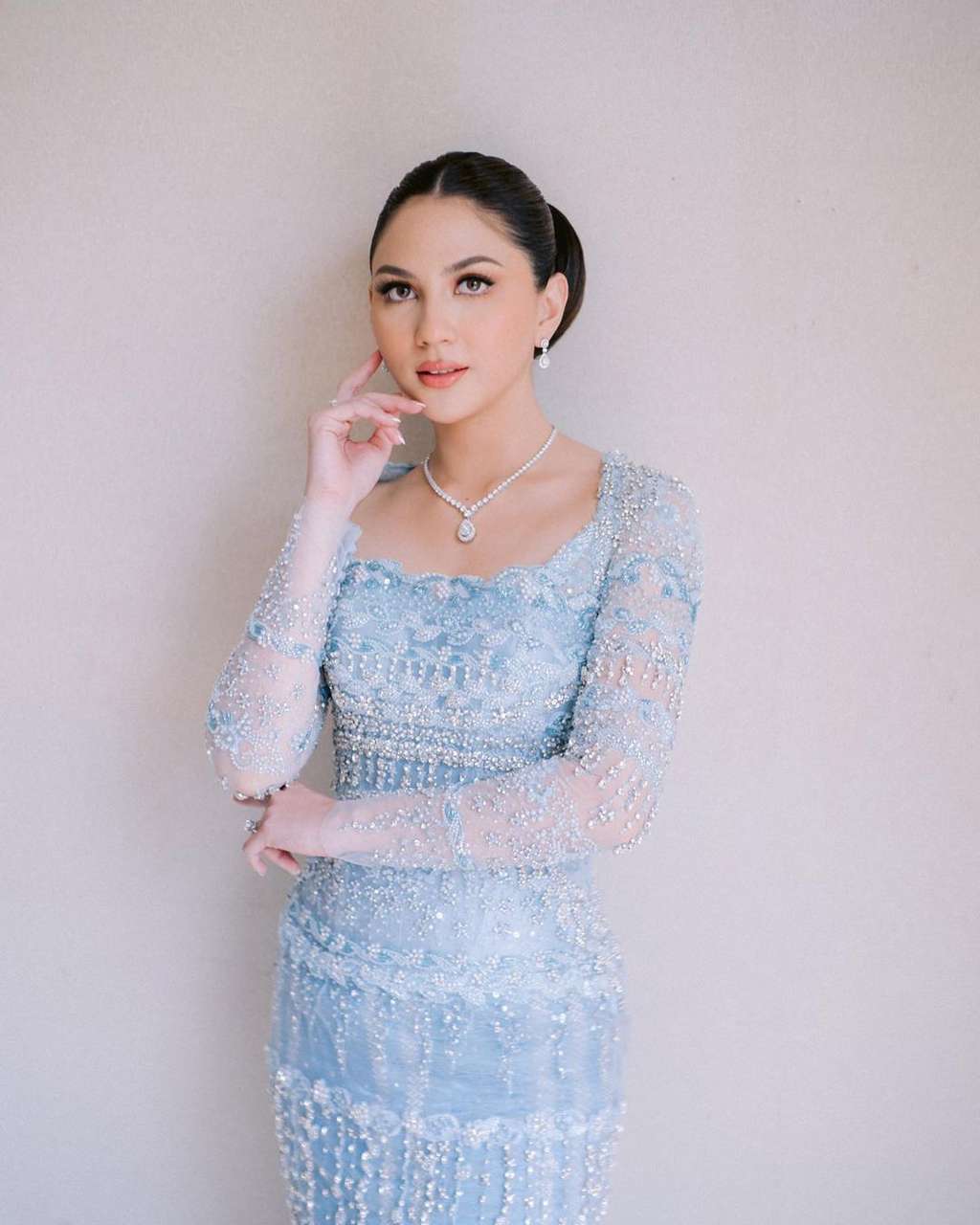 10 Adu Mewah Kebaya Artis Saat Lamaran, Jessica Mila Dijuluki Pengantin Tercantik & Terglamor