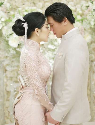 10 Adu Mewah Kebaya Artis Saat Lamaran, Jessica Mila Dijuluki Pengantin Tercantik & Terglamor
