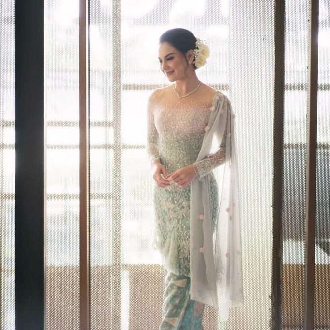 10 Adu Mewah Kebaya Artis Saat Lamaran, Jessica Mila Dijuluki Pengantin Tercantik & Terglamor