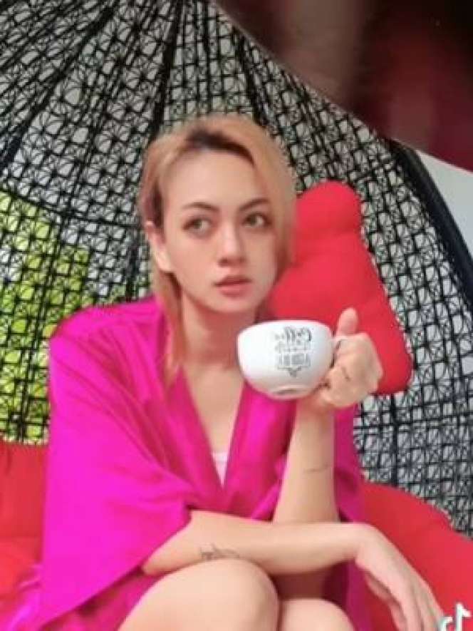 Potret Yeyen Lidya yang Baru Rayakan Ulang Tahun Ke-45, Penampilannya Makin Hot, Bikin ABG Minder!