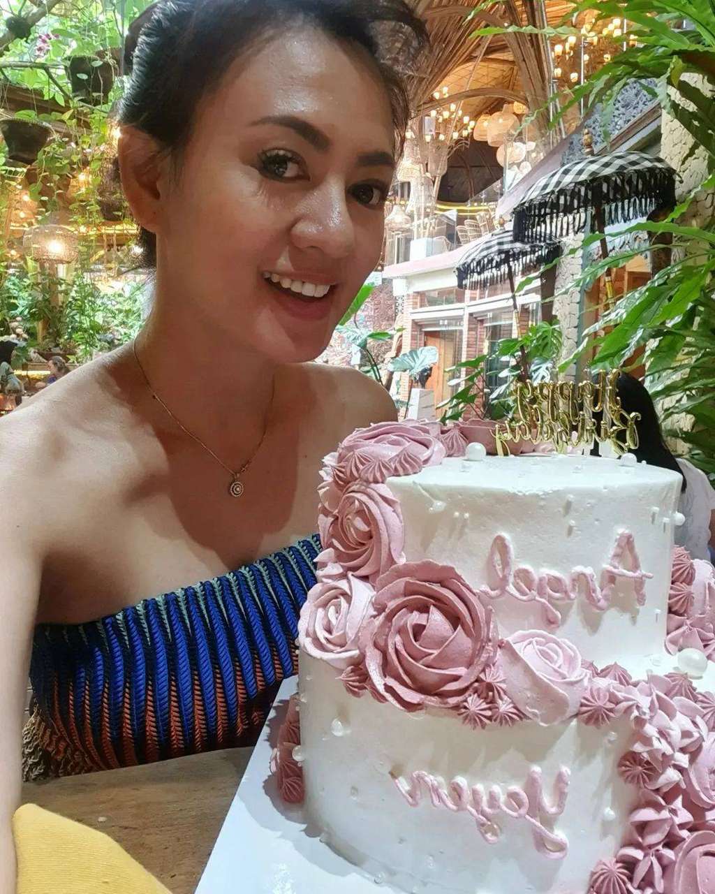 Potret Yeyen Lidya yang Baru Rayakan Ulang Tahun Ke-45, Penampilannya Makin Hot, Bikin ABG Minder!