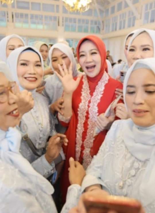 Potret Atalia Istri Ridwan Kamil Datang ke Pernikahan Sahrul Gunawan, Ternyata Salah Kostum…