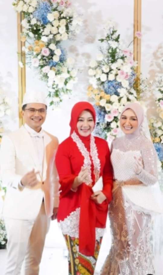 Potret Atalia Istri Ridwan Kamil Datang ke Pernikahan Sahrul Gunawan, Ternyata Salah Kostum…
