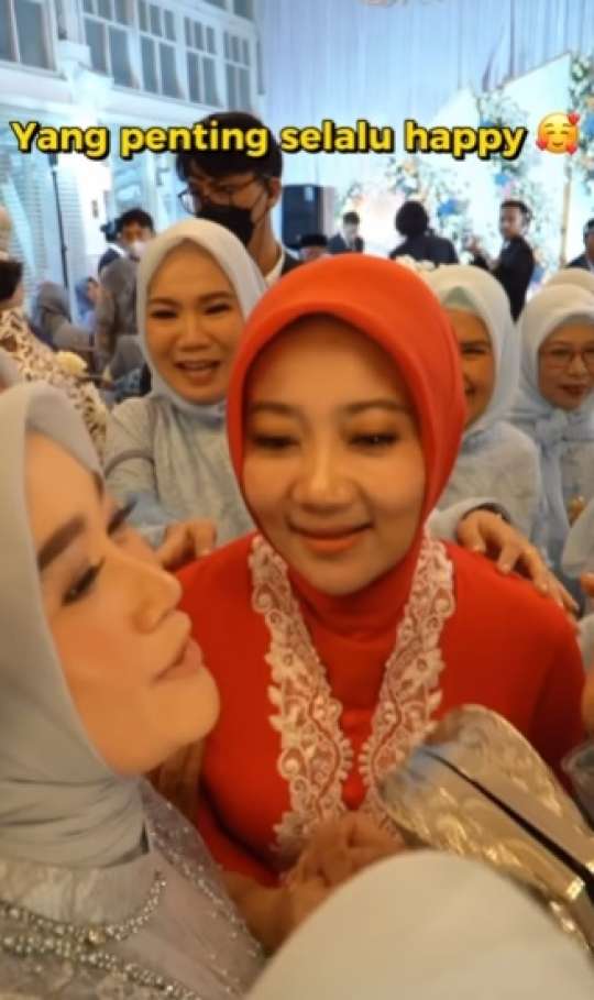 Potret Atalia Istri Ridwan Kamil Datang ke Pernikahan Sahrul Gunawan, Ternyata Salah Kostum…