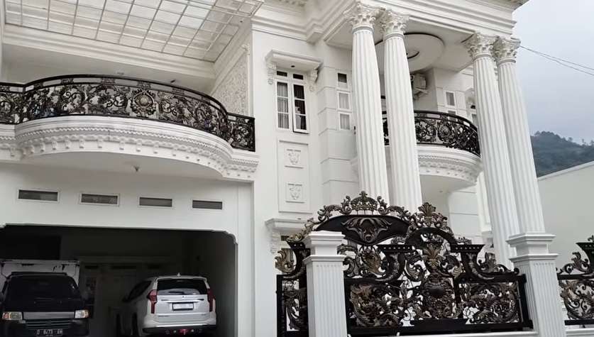 Potret Deretan Rumah Mewah di Kampung Miliader, Ternyata Ini Pekerjaan Warganya…