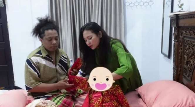 Potret Sederhana Akikah Putra Arie Kriting dan Indah Permatasari, Salfok Sama Wajah Polos Indah