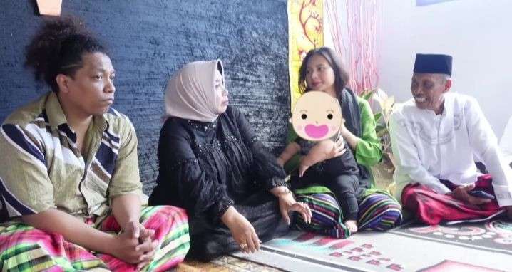 Potret Sederhana Akikah Putra Arie Kriting dan Indah Permatasari, Salfok Sama Wajah Polos Indah