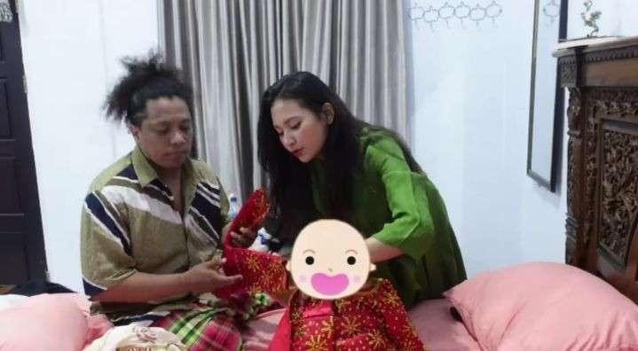 Potret Sederhana Akikah Putra Arie Kriting dan Indah Permatasari, Salfok Sama Wajah Polos Indah