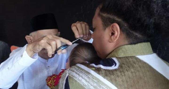 Potret Sederhana Akikah Putra Arie Kriting dan Indah Permatasari, Salfok Sama Wajah Polos Indah