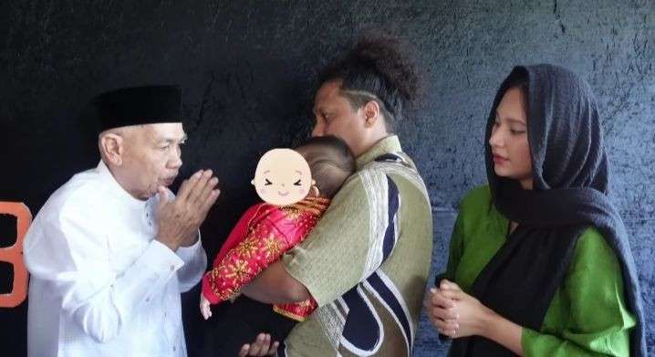 Potret Sederhana Akikah Putra Arie Kriting dan Indah Permatasari, Salfok Sama Wajah Polos Indah