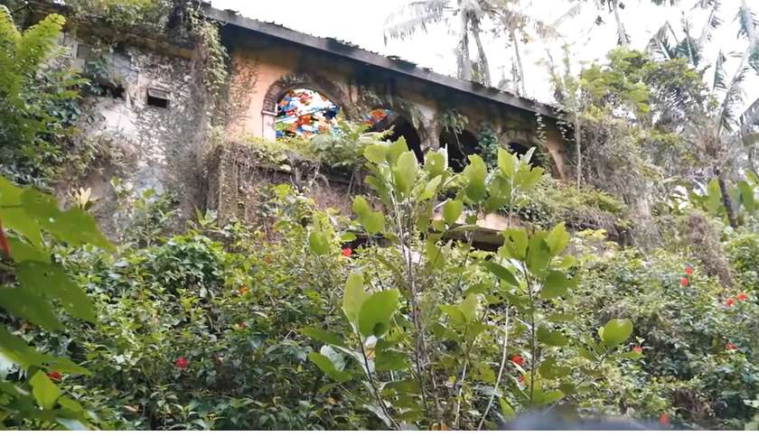 Potret Villa Angker yang Sering Dijadikan Lokasi Pembuatan Konten Horor, Dulu Super Megah Kini Terbengkalai Penuh Lumut!