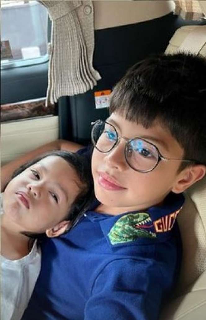 Usai Diunfollow Anak Gadis Sendiri, Nikita Mirzani Unggah Potret Momong Azka dan Arkana di Mall