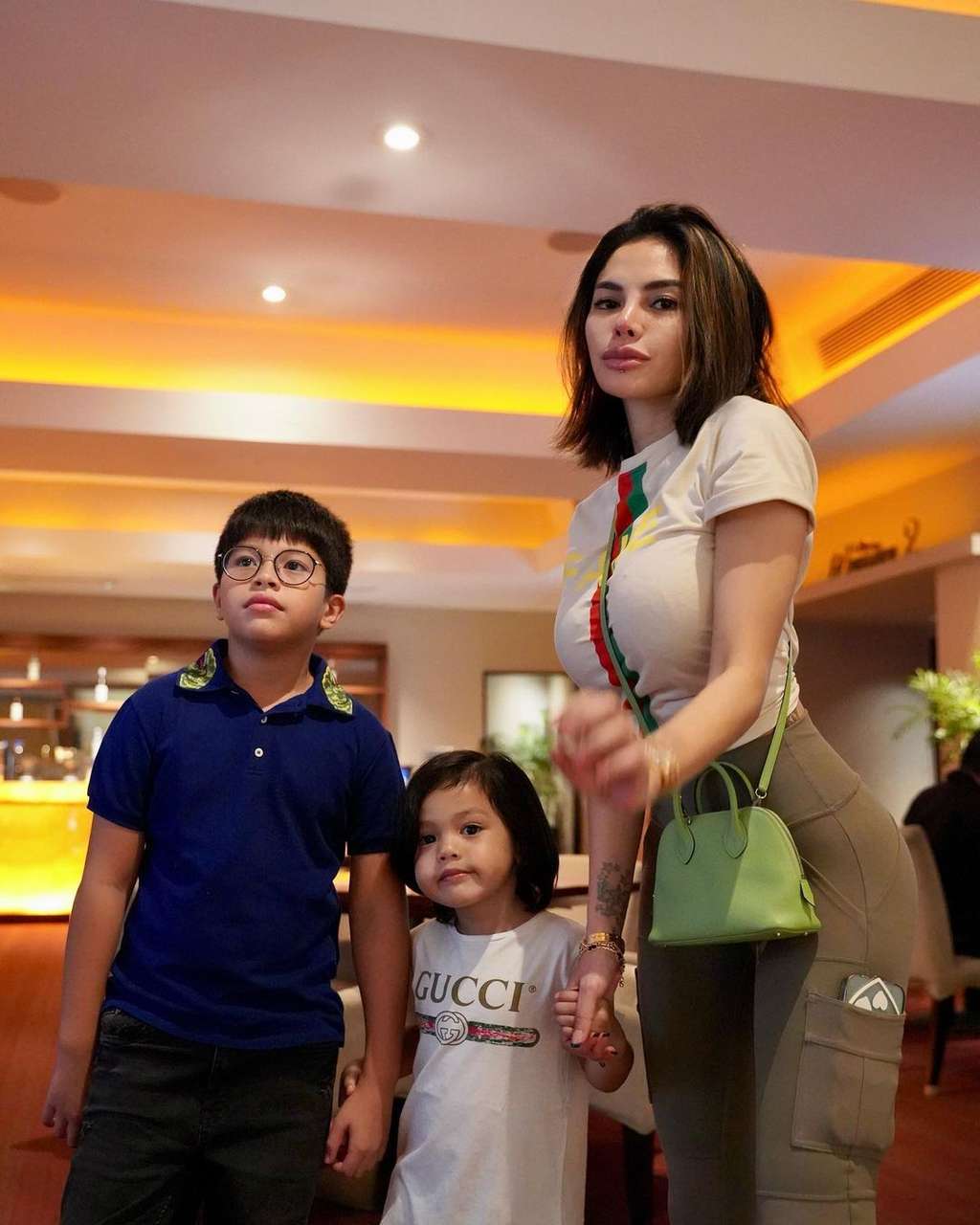Usai Diunfollow Anak Gadis Sendiri, Nikita Mirzani Unggah Potret Momong Azka dan Arkana di Mall