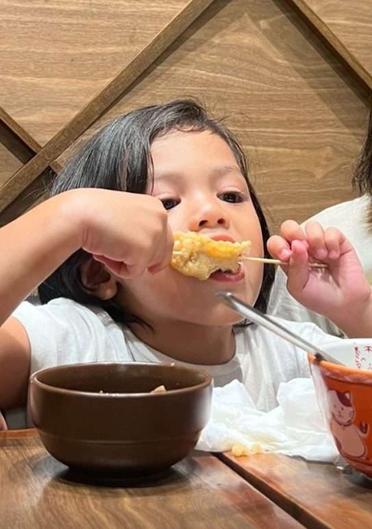 Usai Diunfollow Anak Gadis Sendiri, Nikita Mirzani Unggah Potret Momong Azka dan Arkana di Mall