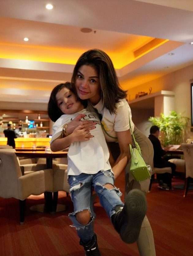 Usai Diunfollow Anak Gadis Sendiri, Nikita Mirzani Unggah Potret Momong Azka dan Arkana di Mall