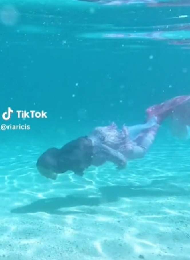 Potret Ria Ricis Jadi Putri Duyung saat Nyelam di Labuan Bajo, Pakai Gamis