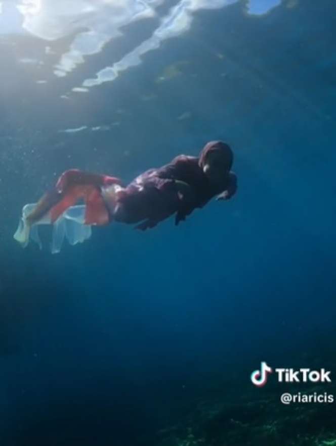 Potret Ria Ricis Jadi Putri Duyung saat Nyelam di Labuan Bajo, Pakai Gamis