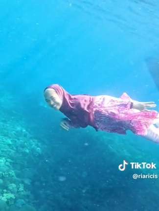 Potret Ria Ricis Jadi Putri Duyung saat Nyelam di Labuan Bajo, Pakai Gamis