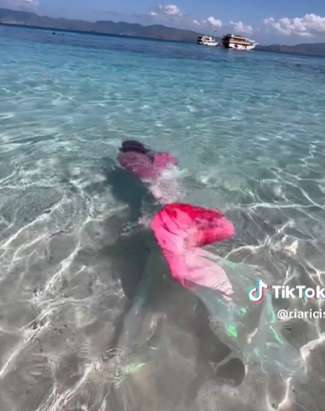 Potret Ria Ricis Jadi Putri Duyung saat Nyelam di Labuan Bajo, Pakai Gamis
