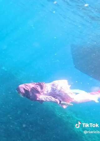Potret Ria Ricis Jadi Putri Duyung saat Nyelam di Labuan Bajo, Pakai Gamis