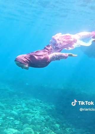 Potret Ria Ricis Jadi Putri Duyung saat Nyelam di Labuan Bajo, Pakai Gamis