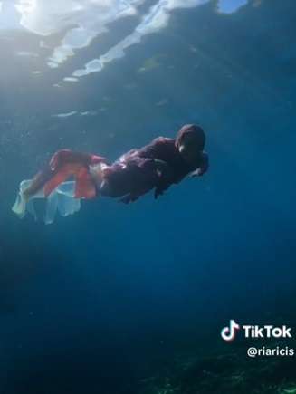 Potret Ria Ricis Jadi Putri Duyung saat Nyelam di Labuan Bajo, Pakai Gamis