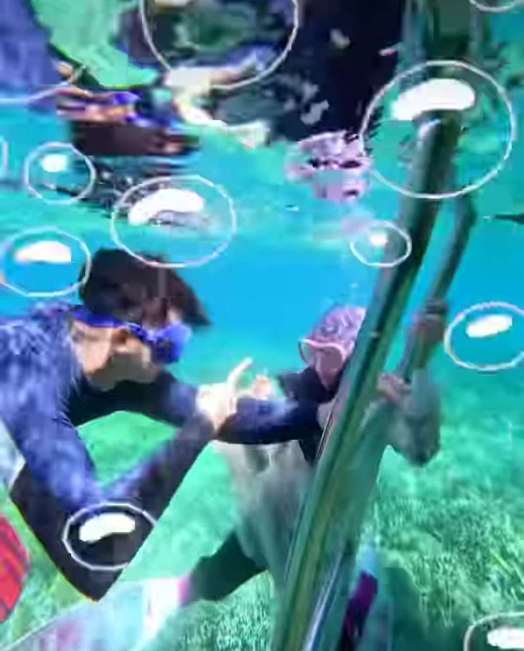 Potret Ria Ricis Main Suit di Dalam Laut, Menyelam Pakai Gamis dan Kerudung