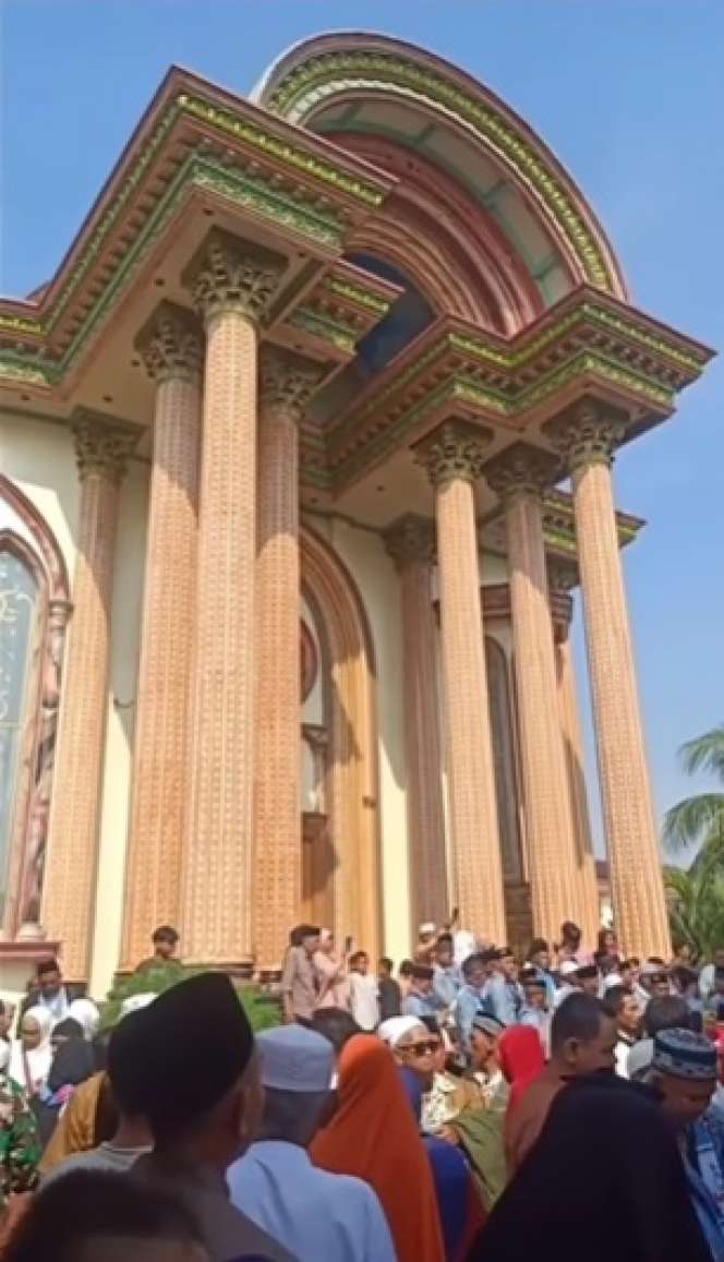 Berangkatkan Umrah Warga 2 RT Sekaligus, Inilah Sosok Haji Agus Sultan Bojong Koneng yang Viral, Ternyata Profesinya Nggak Main-main!