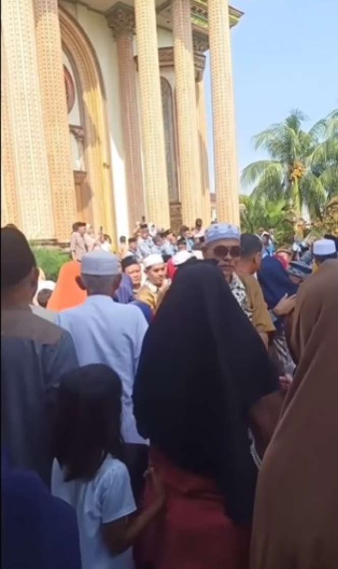 Berangkatkan Umrah Warga 2 RT Sekaligus, Inilah Sosok Haji Agus Sultan Bojong Koneng yang Viral, Ternyata Profesinya Nggak Main-main!