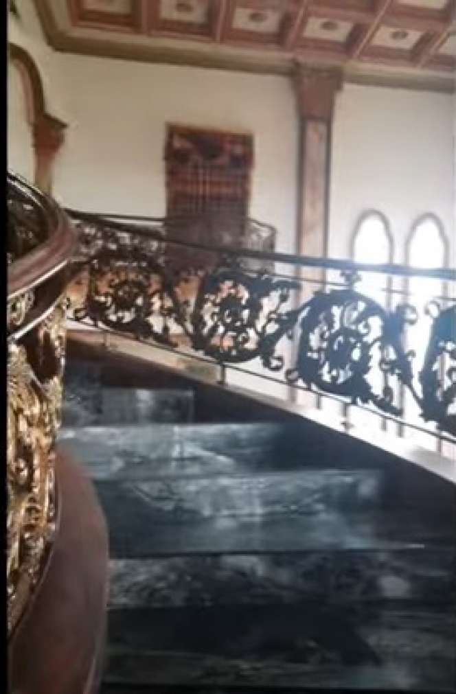 Berangkatkan Umrah Warga 2 RT Sekaligus, Inilah Sosok Haji Agus Sultan Bojong Koneng yang Viral, Ternyata Profesinya Nggak Main-main!