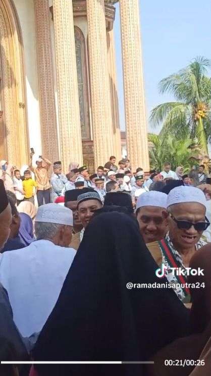 Berangkatkan Umrah Warga 2 RT Sekaligus, Inilah Sosok Haji Agus Sultan Bojong Koneng yang Viral, Ternyata Profesinya Nggak Main-main!