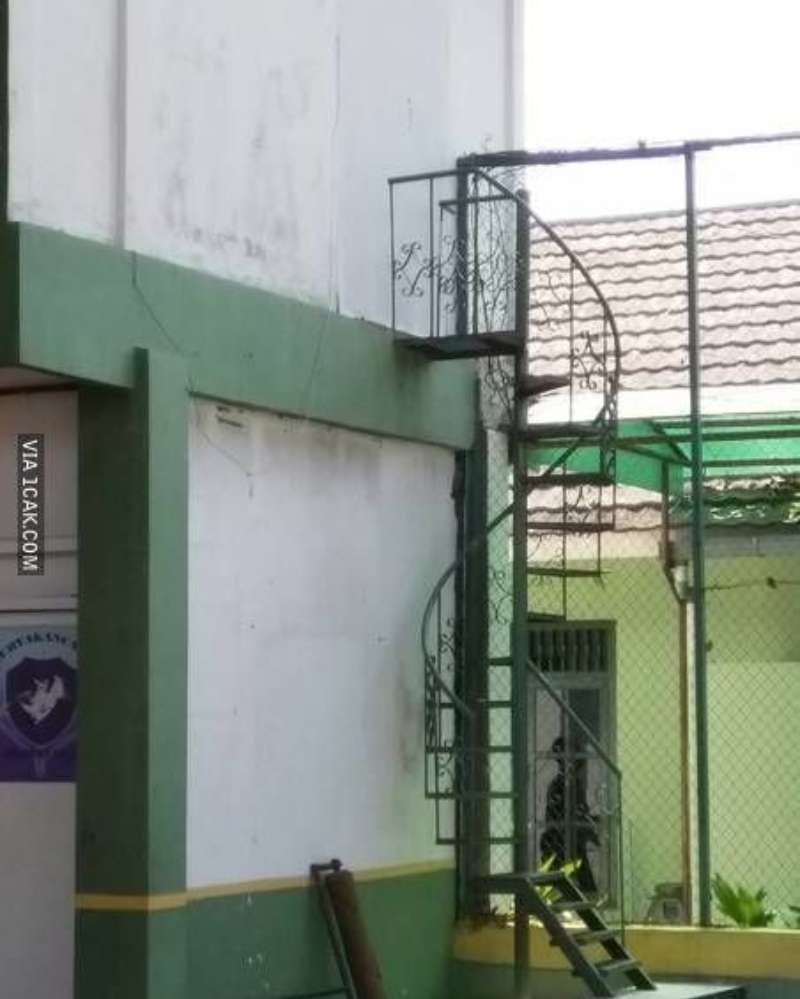 Potret Desain Tangga yang Bikin Gagal Paham, Mau Jalan Malah Disuruh Mikir Keras!