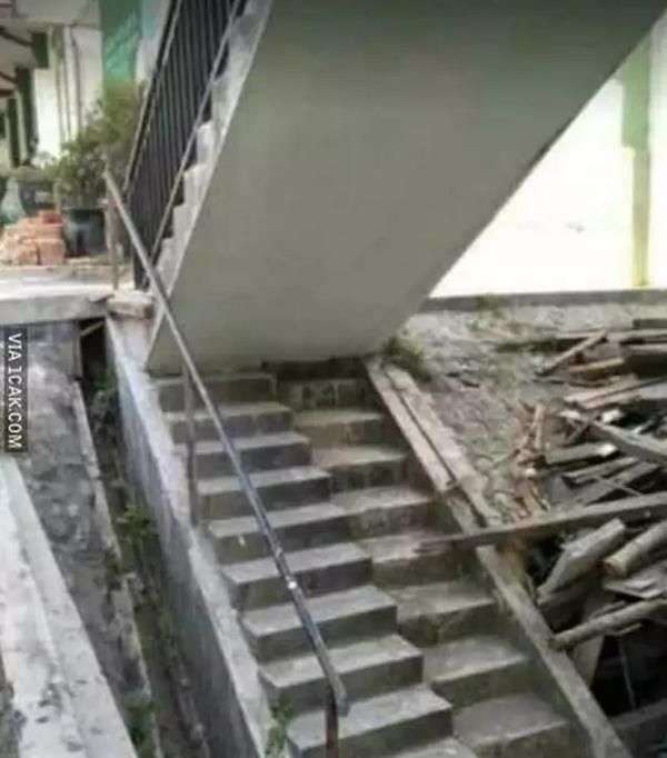 Potret Desain Tangga yang Bikin Gagal Paham, Mau Jalan Malah Disuruh Mikir Keras!