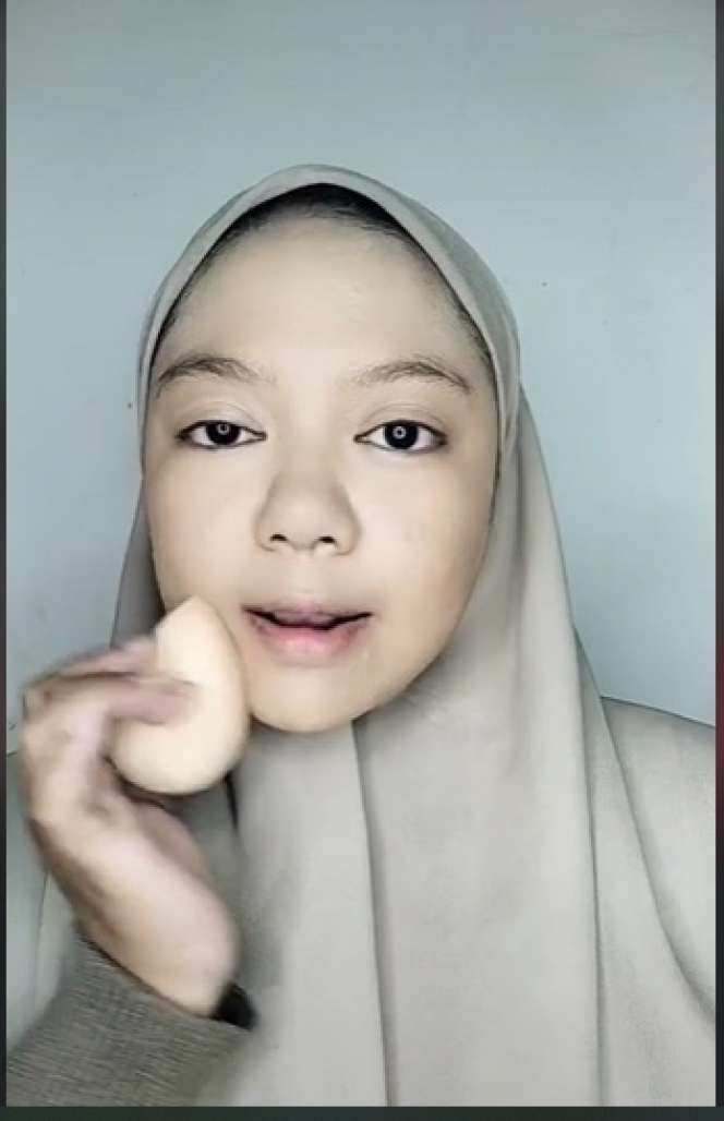 Potret Transformasi Makeup Wanita Ini Bikin Melongo, Hasilnya Bak Langit dan Bumi!